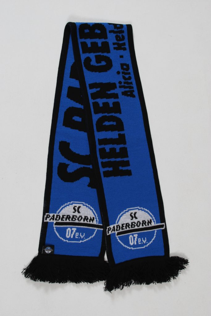 Blauer Schal mit dem Schriftzug 'Helden Geboren' und dem Logo von SC Paderborn.