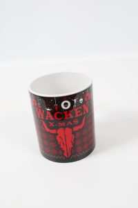 Schwarzer Kaffeebecher mit rotem Wacken X-Mas Design und grafischen Elementen.