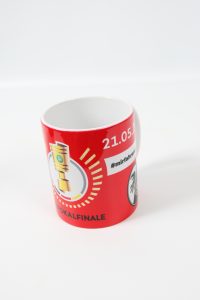 Roter Kaffeebecher mit verschiedenen Grafiken und dem Datum 21.05. auf der Oberfläche.