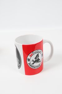 Tasse mit dem Logo von SC Freiburg und dem Schriftzug Europatour 2023.