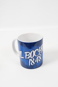 Blauer Kaffeebecher mit der Aufschrift 'VFL Bochum 1848' auf der Vorderseite.