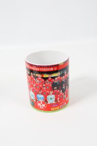 Kaffeebecher mit einem Bild der Spieler des 1. FC Kaiserslautern im Fritz-Walter-Stadion.