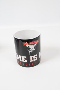 Schwarze Tasse mit dem Schriftzug 'Game is Not Over' und dem Logo der Kölner Haie.