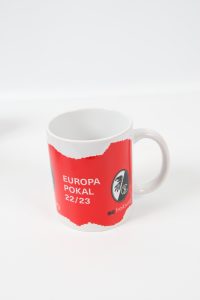 Tasse mit rotem Design und Aufschrift 'Europa Pokal 22/23' des SC Freiburg.