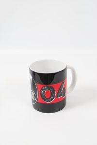 Schwarzer Kaffeebecher mit rotem Design und der Zahl 04 auf der Vorderseite.