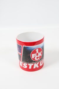Kaffeebecher mit rotem Design und 1. FC Kaiserslautern Logo auf der Vorderseite.