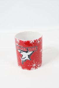 Roter Kaffeebecher mit dem Logo der Kölner Haie und Schneeflocken-Muster.