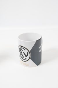 Kaffeebecher mit einem schwarz-weißen Design und dem WM-Sport Logo auf der Vorderseite.