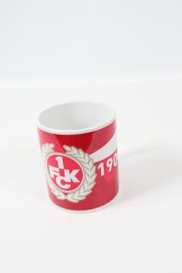 Roter Kaffeebecher mit dem Logo des 1. FC Kaiserslautern und der Jahreszahl 1900.