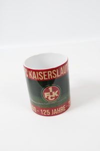 Kaffeebecher mit dem Logo des 1. FC Kaiserslautern und dem Jubiläumsdatum 1896-2021.