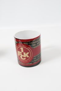 Kaffeebecher mit dem Logo des 1. FC Kaiserslautern und Jubiläumsdaten.