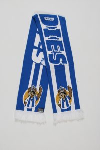 Blauer Schal für Kinder mit einem Tiermotiv und Fransen am unteren Rand.