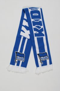 Blauer Schal mit weißen Streifen und dem Logo von Hertha BSC für Kinder.