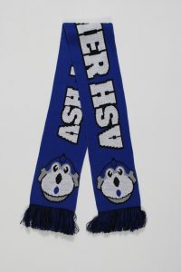 Blauer Kinder-Schal mit einem Hundemotiv und dem Schriftzug HSV in großen Buchstaben.