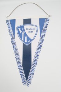 Dreieckiger Wimpel des VfL Bochum mit blauen und weißen Streifen und Logo.