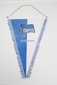 Wimpel von Hertha BSC in blau-weißer Farbgestaltung mit dem Vereinslogo.