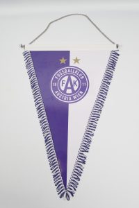 Wimpel des Fußballklubs Austria Wien mit Logo und Fransen in lila und weiß.