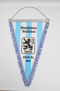 Vereinswimpel von 1860 Mooslöwen-Neufahrn mit blau-weißen Farben und Fransen.