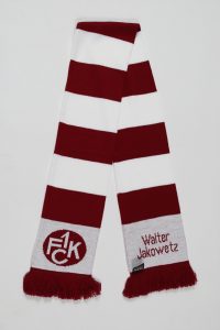 Strickschal in rot-weißen Streifen mit Logo und Namen Walter Jakowetz am Ende.
