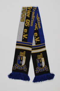Strickschal in Schwarz, Blau und Gelb mit Vereinswappen und Jahreszahl 2005.