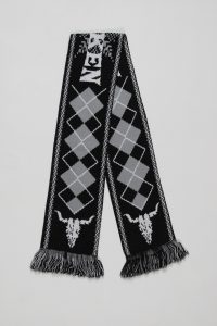 Jacquard-Schal in Schwarz und Grau mit einem Rautenmuster und Fransen an den Enden.