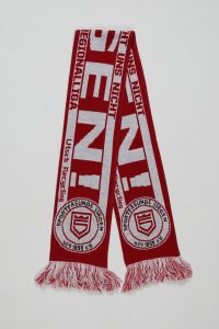 Roter Jacquard-Schal mit dem Schriftzug 'SEN!' und Vereinslogo in der Mitte.