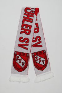 Strickschal in Grau mit roten Buchstaben und Wappen des UHLER SV, verziert mit Fransen.