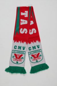 Jacquard Schal in Rot und Grau mit Fransen und Wappen von CMV Wittenberge.