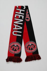Schal in Rot und Schwarz mit dem Logo von Sportverein Rheinhausen und Fransen am Ende.
