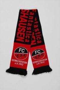 Strickschal in Rot und Schwarz mit dem Logo des FC Eltinghausen e.V. 1912 und dem Schriftzug 'Fantastica'.