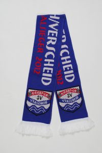Blauer Strickschal mit dem Vereinslogo von SV Roßbach und der Jahreszahl 2012.