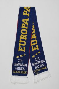 Jacquard-Schal in Blau mit gelben und weißen Schriftzügen für Europa Park.