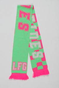 Jacquard-Strickschal in leuchtenden Farben mit Fransen, grün und pink, mit Schriftzügen.