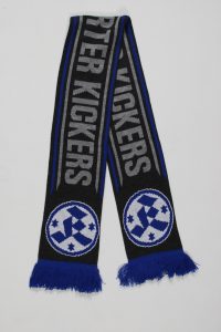 Schwarz-blauer Schal mit dem Aufdruck 'Kickers' und zwei runden Logos mit Sternen.