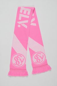 Pink Jacquard Schal mit Fransen und grafischem Design in Weiß.