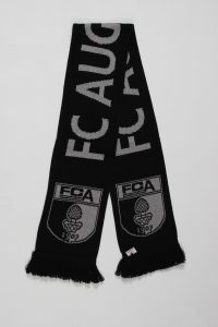 Schwarzer Strickschal mit dem Logo des FC Augsburg und dem Jahr 1907.