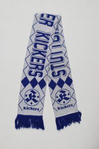 Jacquard-Schal in Blau und Weiß mit dem Schriftzug 'Kickers' und einem Fußball-Logo.