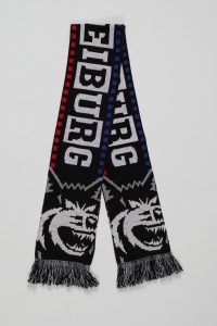 Schwarzer Schal mit Jacquard-Muster und Fransen, rot und blau akzentuiert, mit dem Schriftzug 'EIBURG'.