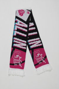 Jacquard-Schal mit dem Logo der Telekom Baskets Bonn in pink und schwarz.