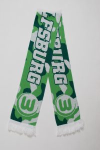 Grüner Jacquard-Schal mit der Aufschrift 'Wolfsburg' und einer Nummer 3 in einem modernen Design.