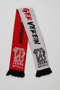 Rot-weißer Schal mit dem Schriftzug '120 Jahre SC Freiburg' und 'GGR Verein'.