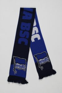 Blauer und schwarzer Schal mit dem Logo von Hertha BSC und Schriftzug auf beiden Seiten.