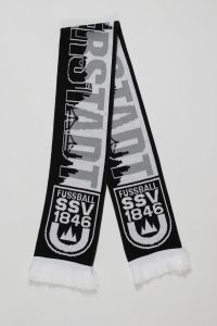 Schwarzer und grauer Strickschal mit dem Schriftzug 'Fussball SSV 1846' und einem Logo.