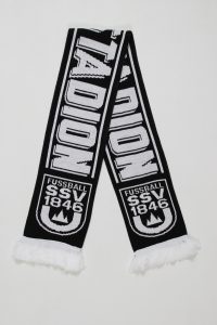 Schwarz-weißer Strickschal mit dem Schriftzug 'Fussball SSV 1846' und Vereinslogo.