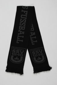 Schwarzer Strickschal mit grauem Schriftzug 'FUSSBALL' und SSV 1846 Logo.