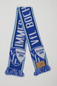 Blauer und weißer Strickschal mit dem Logo des VfL Bochum und der Jahreszahl 1848.