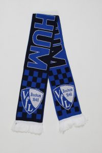 Strickschal in Blau und Schwarz mit dem Logo des VfL Bochum und dem Schriftzug 'HUM'.