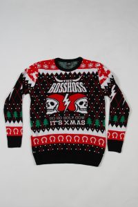 BOSS HOSS Weihnachtspullover mit Totenköpfen und Weihnachtsmotiven in rot und schwarz.