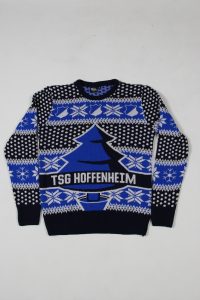 Blauer und schwarzer Weihnachts-Pullover mit TSG Hoffenheim Logo und Schneeflocken-Muster.