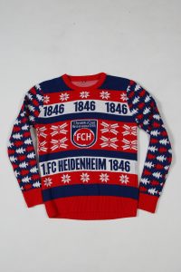 Rot-blauer Ugly Sweater mit dem Logo des 1. FC Heidenheim und dem Jahr 1846.